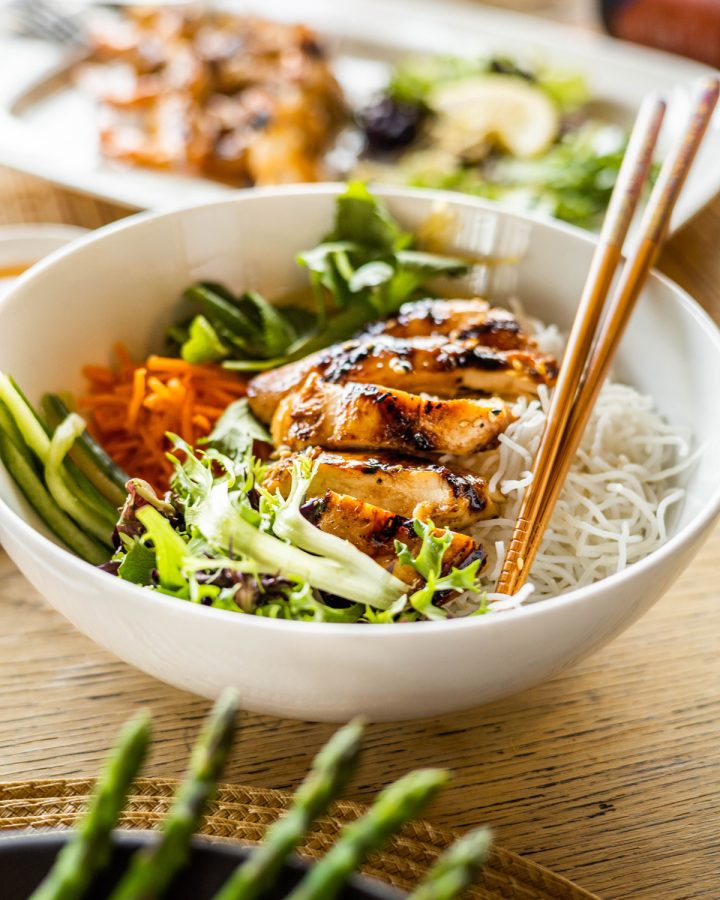 Bol-de-salade-de-vermicelles-avec-grillades-vietnamiennes