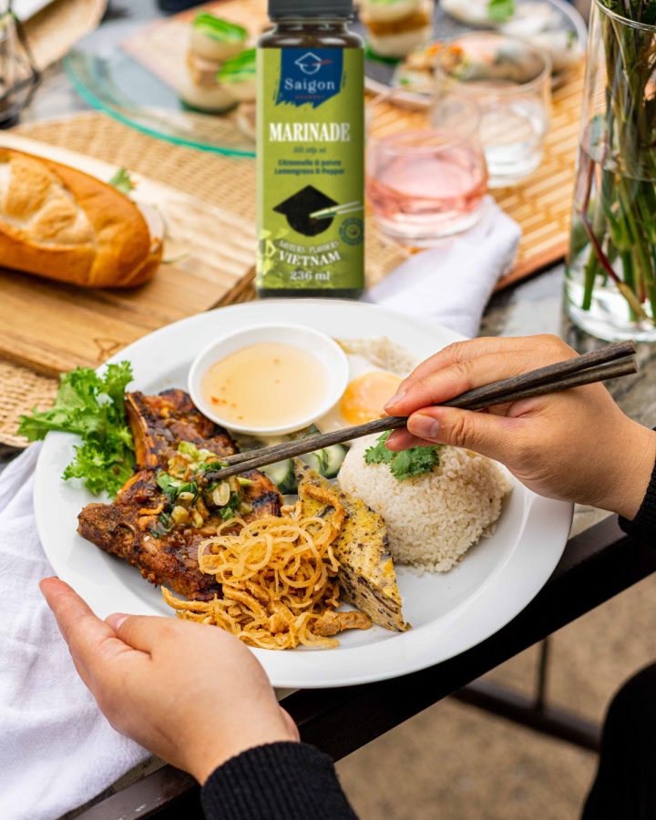 Cotelettes-de-porc-servi-avec-riz-et-oeuf-mirroir